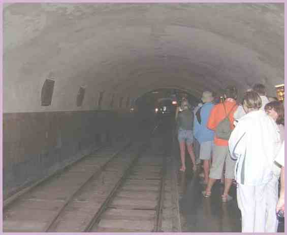 Многочисленные туристы на станции Новоафонской пещерной железной дороги