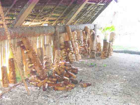 Традиционные для островитян изделия из дерева